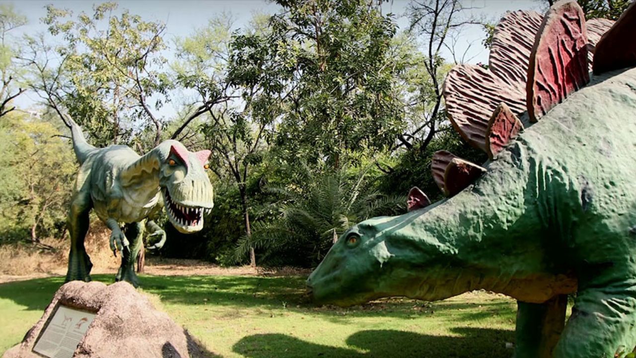 ગુજરાતનું ગાંધીનગર શહેર માત્ર રાજકીય દૃષ્ટિકોણથી જ ફેમસ નથી, પરંતુ તમે અહીં પ્રવાસના દૃષ્ટિકોણથી પણ મુલાકાત લઈ શકો છો.ગાંધીનગરમાં અનેક ફરવા લાયક સ્થળો આવેલા છે.