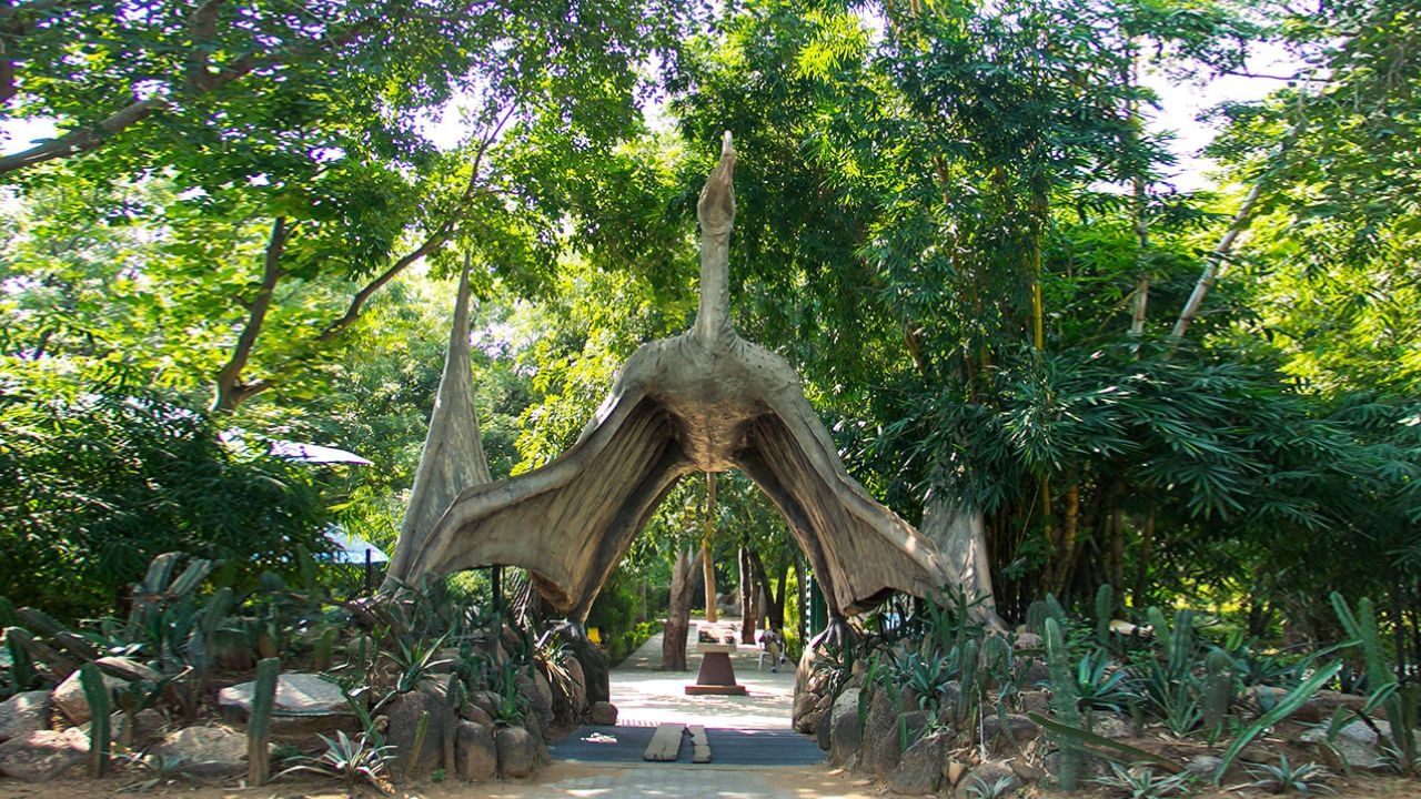 ઇન્દ્રોડા ડાયનાસોર પાર્ક બાળકોને ફરવા લઈ જવા માટે બેસ્ટ સ્થળ છે. જે અમદાવાદથી 30 કિમી દૂર આવેલું છે. જેને ભારતના Jurrasic પાર્ક તરીકે પણ ઓળખવામાં આવે છે, તે ગુજરાત ઇકોલોજિકલ એજ્યુકેશન એન્ડ રિસર્ચ ફાઉન્ડેશન દ્વારા ચલાવવામાં આવે છે, ગાંધીનગર જવા માટે તમે મેટ્રો ટ્રેન તેમજ ડબલ ડેકર બસની મુસાફરી પણ કરી શકો છો.