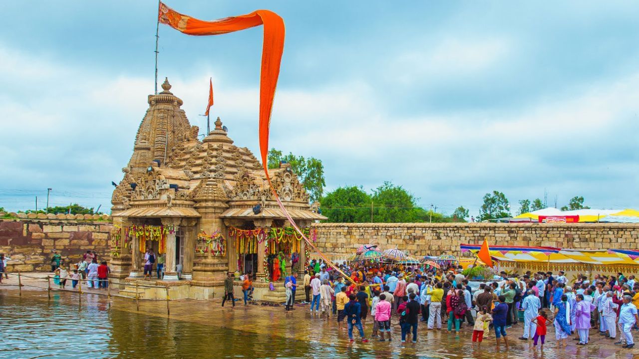 ચોટીલાથી લગભગ 40 કિલોમીટર દૂર આવેલા તરણેતરનો મેળો ઐતિહાસિક, સામાજિક, સાંસ્કૃતિ અને આધ્યાત્મિક મહત્ત્વ ધરાવે છે. આ વર્ષે તરણેતરનો મેળો 26 થી 29 ઓગસ્ટ 2025 દરમિયાન યોજાશે.