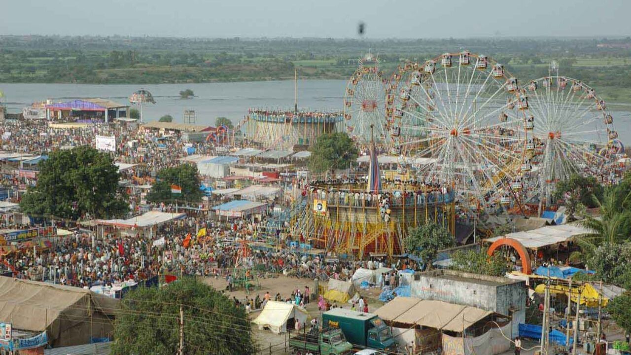 જો તમારે તરણેતરના મેળામાં જવું હોય તો સૌથી પહેલા તમારે સુરેન્દ્રનગર જવાનું રહેશે. ત્યાંથી થાનગઢ અહી થોડા કિલોમીટર દુર તરણેતરનો મેળો ભરાય છે. ચોટીલાથી 39 કિલોમીટર દુર આવેલું છે.
