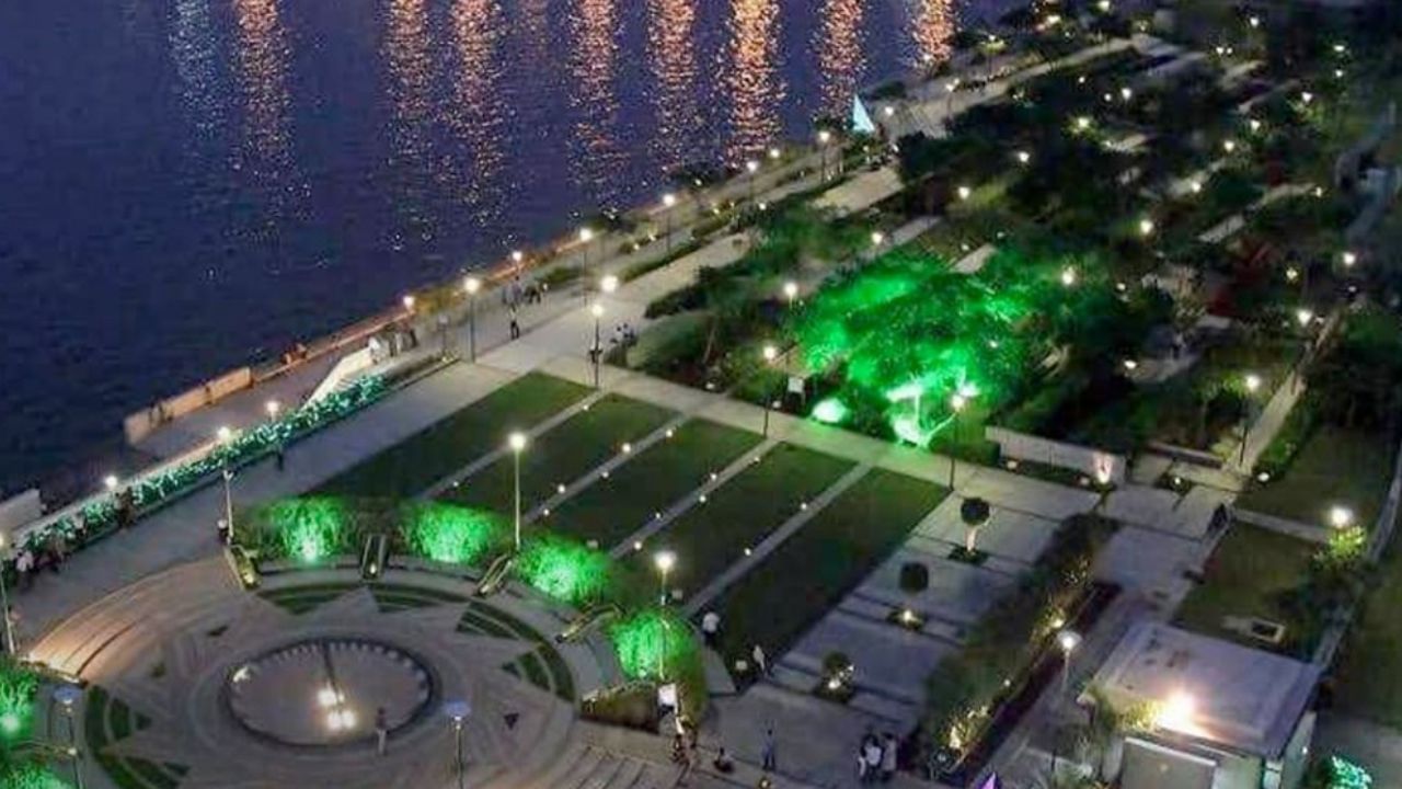 અમદાવાદમાં સાબરમતી રિવરફ્રન્ટ અને કાંકરિયા તળાવ બાળકોને આકર્ષિત કરે છે. અમદાવાદમાં ઝુલતા મિનાર જેવા ઘણા અન્ય જોવાલાયક સ્થળો આવેલા છે. તમે બાળકોને ફરવા માટે સાઇન્સ સિટી પણ લઈ જઈ શકો છો.