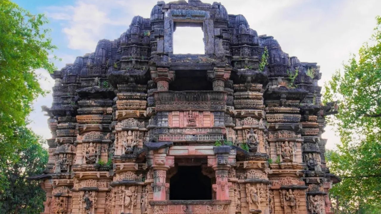 વિજયનગર સૌથી નજીકનું શહેર, ઉદયપુરથી 120 કિમી અને અમદાવાદથી 160 કિમી દૂર છે, અને રાષ્ટ્રીય ધોરીમાર્ગ 8 દ્વારા પહોંચી શકાય છે. અમદાવાદથી તમે પ્રાઈવેટ કાર લઈને માત્ર 2 કલાકમાં પોળો ફોરેસ્ટ પહોંચી શકો છો. (all photo : Gujarat Tourism)