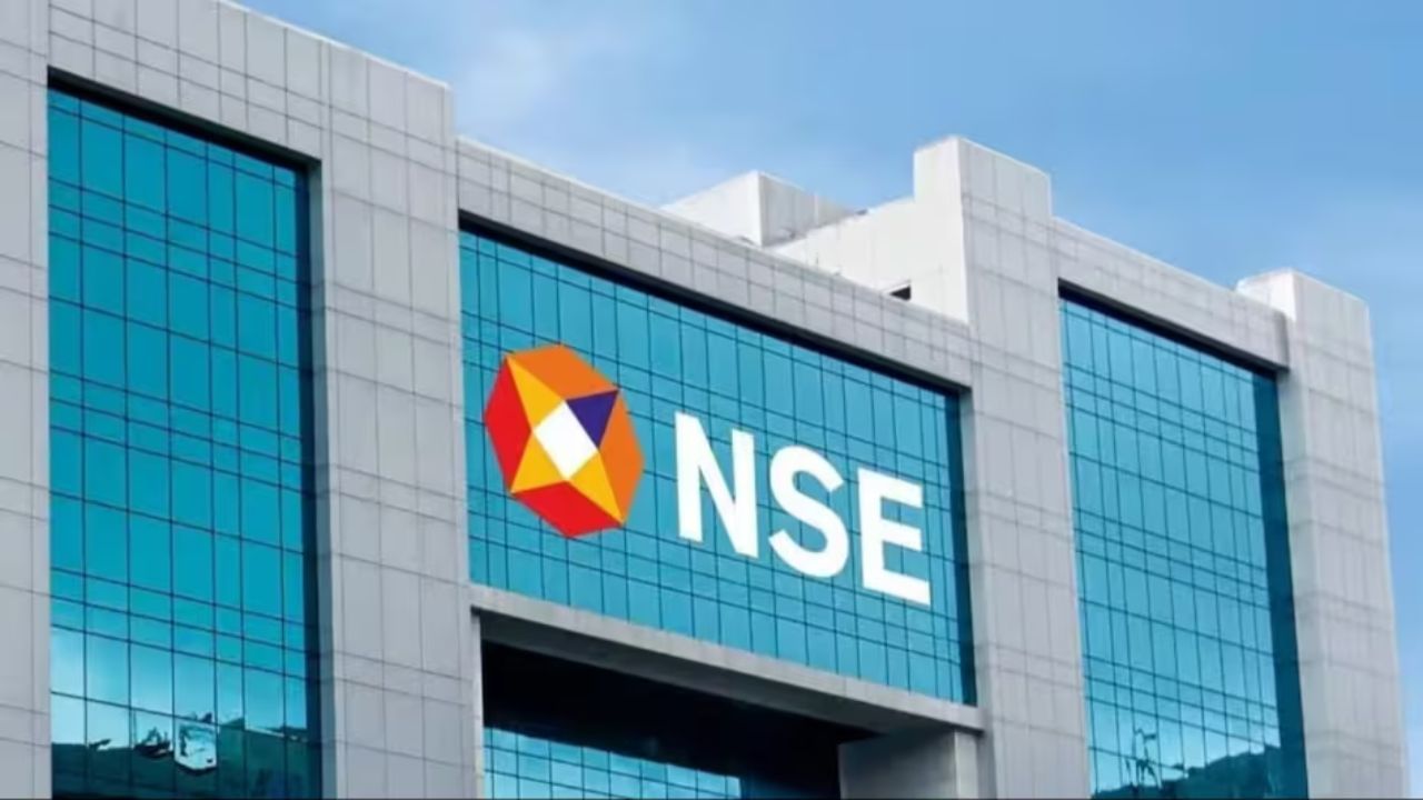 માર્કેટ રેગ્યુલેટર SEBI એ HDFC બેંકની પેટાકંપની HDB ફાઇનાન્શિયલ સર્વિસીસ, ડોર્ફ-કેટલ કેમિકલ્સ, વિક્રમ સોલર અને ત્રણ અન્ય કંપનીઓને પ્રારંભિક જાહેર ઓફર (IPO) લાવવાની મંજૂરી આપી છે. સિક્યોરિટીઝ એન્ડ એક્સચેન્જ બોર્ડ ઓફ ઇન્ડિયા (SEBI) તરફથી IPO લાવવા માટે મંજૂરી મેળવનાર અન્ય કંપનીઓમાં A-વન સ્ટીલ્સ ઇન્ડિયા, શાંતિ ગોલ્ડ ઇન્ટરનેશનલ અને શ્રીજી શિપિંગ ગ્લોબલ લિમિટેડનો સમાવેશ થાય છે.