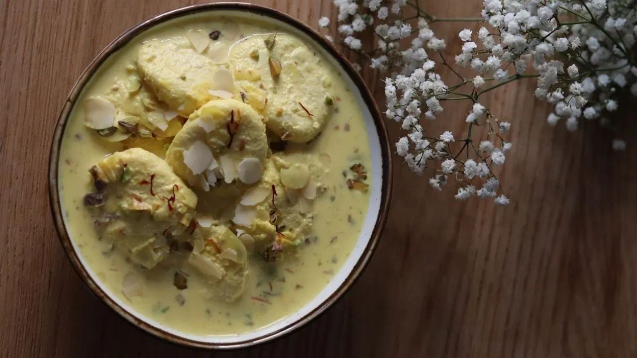 ફાટેલા દૂધમાંથી ઇન્સ્ટન્ટ રસમલાઈ બનાવો. સૌ પ્રથમ ફાટેલા દૂધને કપડામાં નિચોવીને બધુ પાણી અલગ કરીને તેને સારી રીતે મેશ કરો. 7-8 મિનિટમાં તે સુંવાળું થઈ જશે અને પછી તેના ગોળા બનાવીને તેને રસમલાઈનો આકાર આપો. રસમલાઈને ખાંડની ચાસણીમાં નાખીને થોડીવાર ઉકાળો અને એક પેનમાં દૂધ ગરમ કરો અને તેમાં થોડા સૂકા ફળો અને કેસર ઉમેરો. તૈયાર કરેલી રસમલાઈને ચાસણીમાંથી કાઢીને તૈયાર કરેલા દૂધમાં ઉમેરો. જો તમારી પાસે સમય ન હોય તો દૂધમાં કસ્ટર્ડ પાવડર ઉમેરો તે ઝડપથી ઘટ્ટ થાય છે.