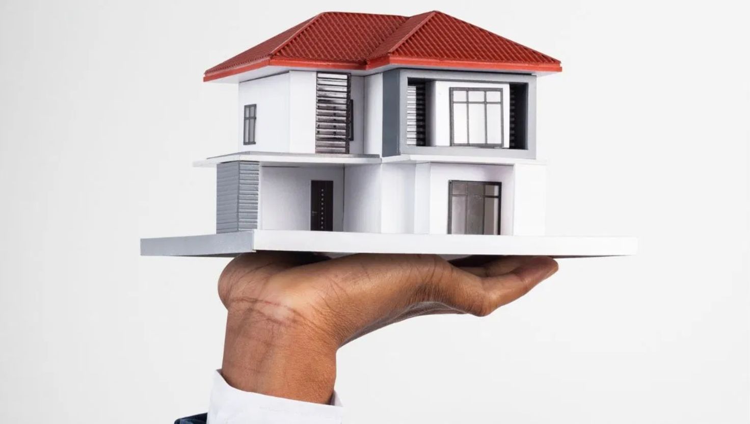 ઘરનો પડછાયો પાડોશીના ઘર પર ન પડે તેનું ધ્યાન રાખો. આ ઉપરાંત, આસપાસનું વાતાવરણ સ્વચ્છ અને સકારાત્મક ઉર્જાથી ભરેલું હોવું જોઈએ. વાસ્તુશાસ્ત્ર અનુસાર, યોગ્ય દિશા અને ઉર્જા પ્રવાહ ધરાવતો ફ્લેટ સંપત્તિની સાથે-સાથે સુખ, શાંતિ અને સમૃદ્ધિ લાવે છે. આથી ઘર કે ફ્લેટ ખરીદતા પહેલા દિશા, વેન્ટિલેશન, રૂમનું સ્થાન અને મુખ્ય દરવાજાનું ખાસ ધ્યાન રાખો.