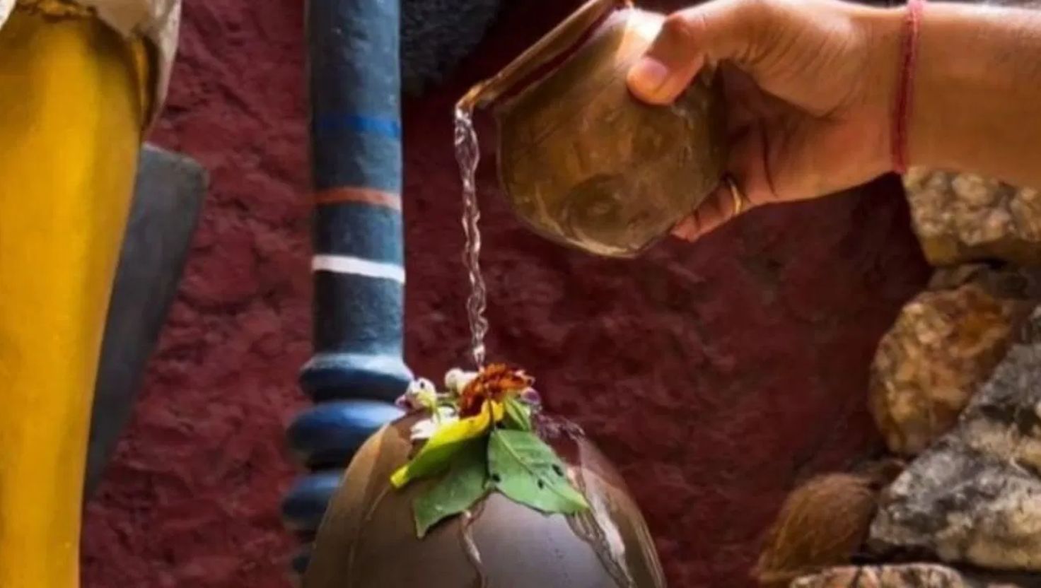 વાસ્તુશાસ્ત્ર મુજબ, તમારે મંદિરમાં શિવલિંગને જળ ચઢાવવા માટે લોટાનું દાન કરવું જોઈએ. જ્યારે કોઈ તમારા દ્વારા દાન કરાયેલા લોટામાંથી ભગવાન શિવને જળ ચઢાવે છે, ત્યારે તમને તેનો લાભ પણ મળે છે.