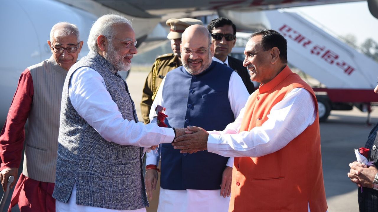નવેમ્બર 2014માં મુખ્યમંત્રી આનંદીબેન પટેલ દ્વારા કરવામાં આવેલા પ્રથમ કેબિનેટ વિસ્તરણમાં તેમને મંત્રી તરીકે સામેલ કરવામાં આવ્યા હતા અને પરિવહન, પાણી પુરવઠો, શ્રમ અને રોજગાર મંત્રાલય સંભાળ્યું હતું.
