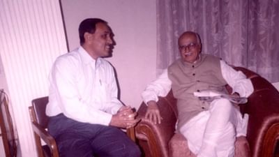 વિજય રૂપાણીનો જન્મ માયાબેન અને રમણીકલાલ રૂપાણીને ત્યાં મ્યાનમારના યાંગોનમાં જૈન વાણિયા પરિવારમાં થયો હતો.તેઓ દંપતીના સાતમા અને સૌથી નાના પુત્ર હતા.બર્મામાંથી તેમનો પરિવાર 1960માં રાજકોટ સ્થળાંતર થયો હતો. 