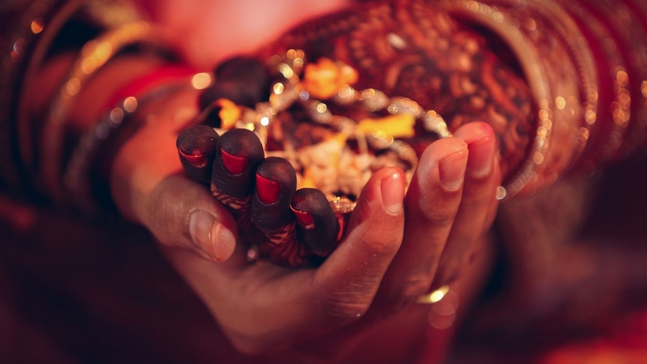 વધુમાં આ પત્રમાં લખ્યું છે કે, અમે લગ્ન કરવાના છીએ. જો કોઈને આ બાબતે કોઈ વાંધો હોય, તો કૃપા કરીને નીચેના સરનામે સાત દિવસની અંદર લેખિતમાં જણાવો. રાહુલ, લક્ષ્મીચંદ રાજવાણી, 101, રવિ રતન પેલેસ, પહેલો માળ, ઇન્દોર મધ્યપ્રદેશ'