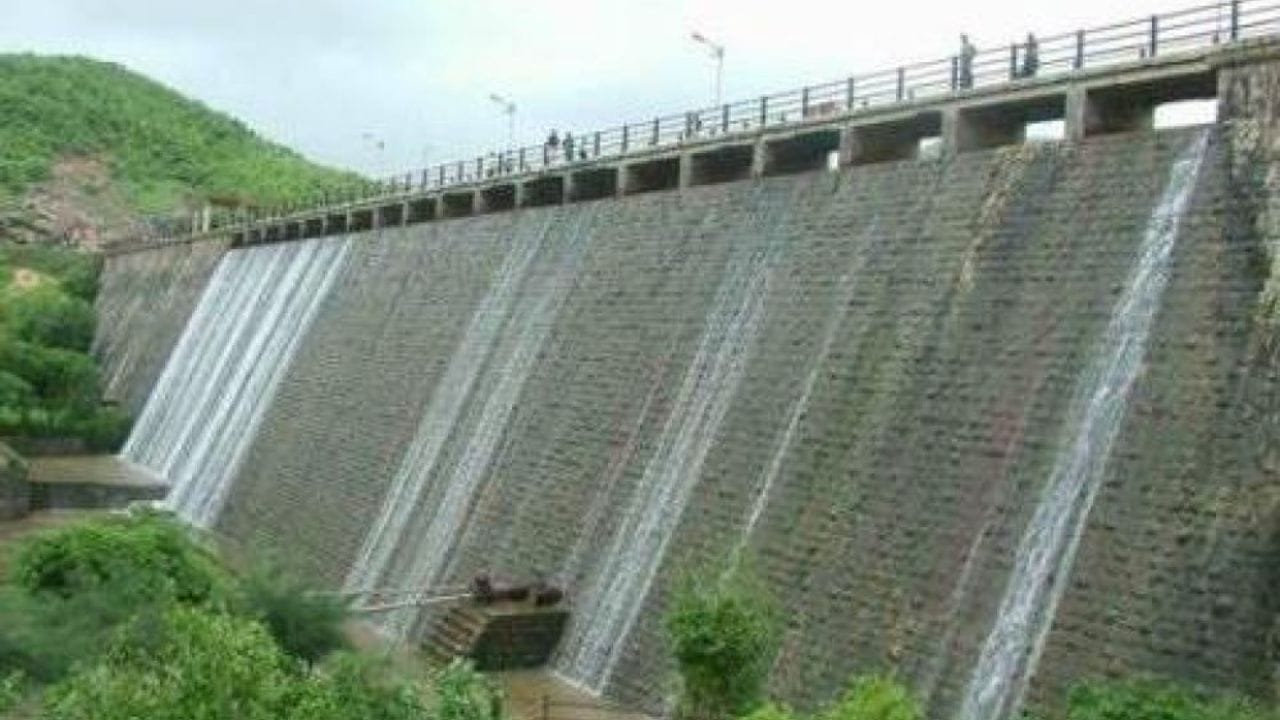 ચોમાસાની ઋતુમાં અહીંનો નજારો જોવાલાયક હોય છે. દૂર દૂરથી લોકો ડેમની સુંદરતા નિહાળવા માટે આવે છે. ચોમાસામાં અહીં ડેમ આખો છલકાઈ જાય ત્યારે જાણે પાણીની સફેદ ચાદર પડતી હોય તેવો રમણીય નજારો જોવા મળે છે. ભારે વરસાદ પડતો હોય તેવા દિવસોમાં તંત્રએ અહીં ખાસ તકેદારીના પગલા પણ લેવા પડે છે. 