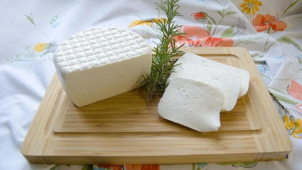 ફાટેલા દૂધનો ઉપયોગ કરવાની શ્રેષ્ઠ રીત એ છે કે તેમાંથી પનીર બનાવો. પાણી કાઢી લો અને બાકીના દૂધને મલમલના કપડામાં બાંધી દો. જો તમે આ પોટલીને ગાળીને તેને ભારે વસ્તુથી દબાવીને થોડાં સમય માટે છોડી દો તો તમારું પનીર તૈયાર થઈ જશે. આ ઉપરાંત તમે ફાટેલા દૂધમાં કેટલીક વસ્તુઓ ઉમેરીને ચીઝ પણ બનાવી શકો છો.