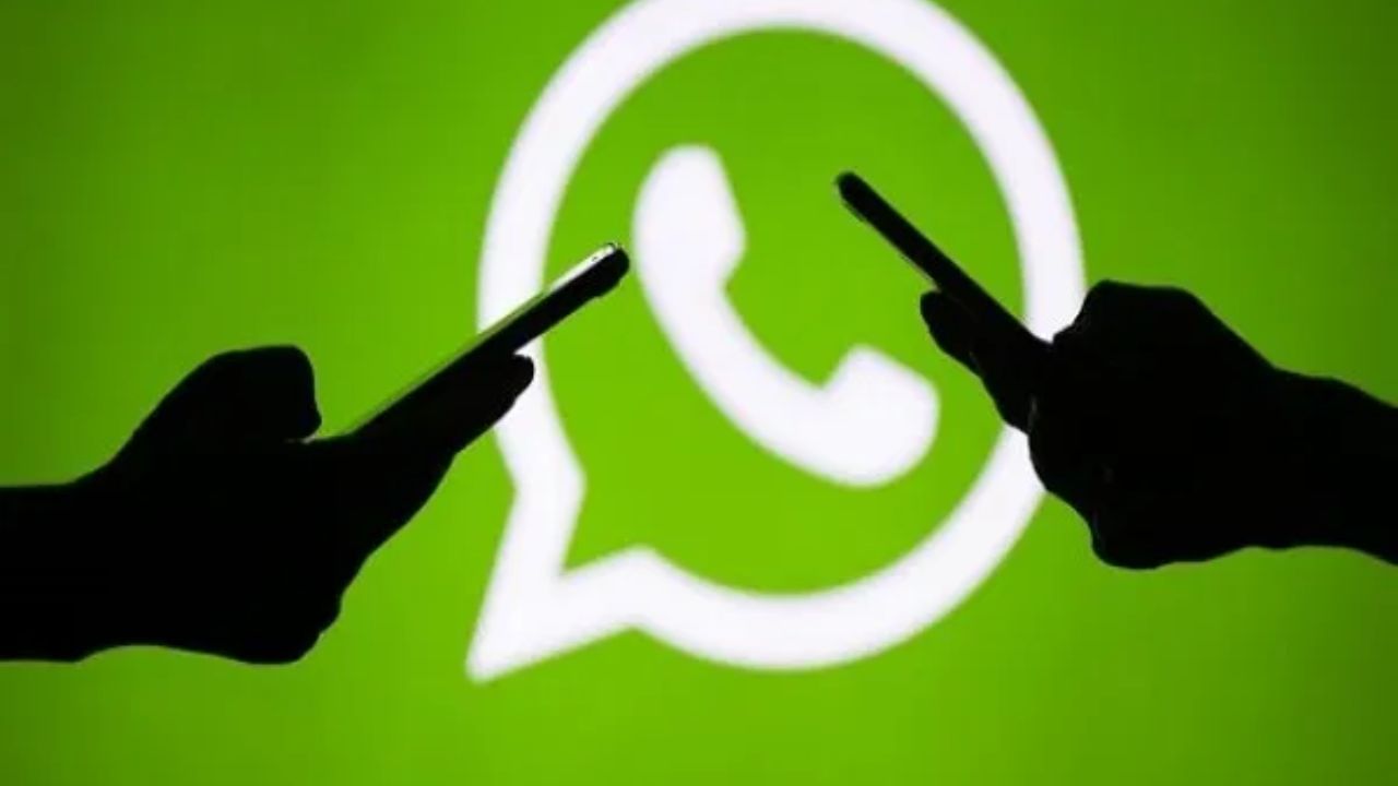 ચીન: ભારતના પડોશી દેશ ચીનમાં 'WhatsApp' પર સંપૂર્ણપણે પ્રતિબંધ લાગેલું છે. ચીનની સરકાર વિદેશી વેબસાઇટ્સ અને એપ્સ પર નજર રાખે છે. અહીંની સરકારે રાજકીય નિયંત્રણ, સુરક્ષા ચિંતાઓ અને સ્થાનિક ટેલિકોમ ઉદ્યોગની સુરક્ષાને ધ્યાનમાં રાખીને WhatsApp પર પ્રતિબંધ મૂક્યો છે. ચીનમાં, યુઝર્સ WhatsAppને બદલે 'WeChat'નો ઉપયોગ કરે છે, જે ચીન સરકાર દ્વારા નિયંત્રિત કરવામાં આવે છે.