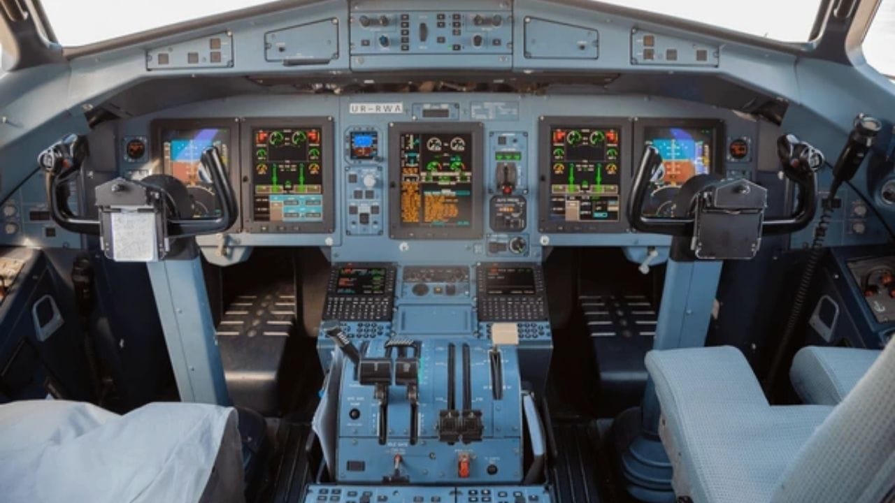 "પેન-પેન" એ ઉડ્ડયન અને દરિયાઈ ક્ષેત્રમાં વપરાતો એક મહત્વપૂર્ણ કટોકટી કૉલ છે. તેનો ઉપયોગ "મેડે" કરતા ઓછી ગંભીર પરિસ્થિતિ માટે થાય છે પરંતુ તેને મદદની જરૂર તો હોય છે જ, જેનાથી ક્રૂ સુરક્ષિત રહી શકે.
