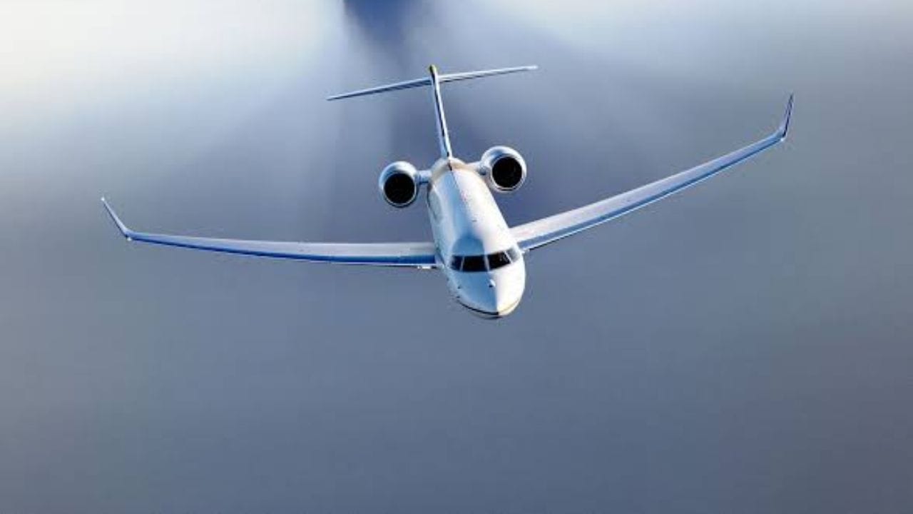 "પેન-પેન" એ એક આંતરરાષ્ટ્રીય કટોકટી રેડિયો કોલ છે જેનો ઉપયોગ ઉડ્ડયન અને દરિયાઈ ક્ષેત્રમાં થાય છે. તેનો ઉપયોગ "મેડે" કોલ કરતા ઓછી ગંભીર પરિસ્થિતિ માટે થાય છે. "પેન-પેન" નો ઉપયોગ ત્યારે થાય છે જ્યારે કોઈ તાત્કાલિક ભય ન હોય, પરંતુ ક્રૂને મદદની જરૂર હોય, જેમ કે તકનીકી નિષ્ફળતા અથવા તબીબી કટોકટી.
