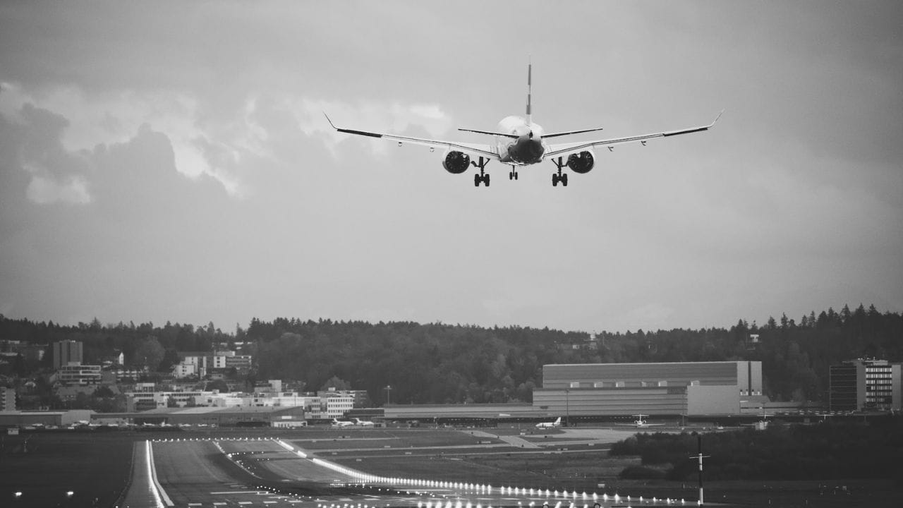 "પેન-પેન" અને "મેડે" વચ્ચેનો તફાવત: મેડે ખૂબ જ ગંભીર કટોકટી માટે વપરાય છે, જેમ કે વિમાન દુર્ઘટના, આગ, અથવા અન્ય જીવલેણ પરિસ્થિતિ.
