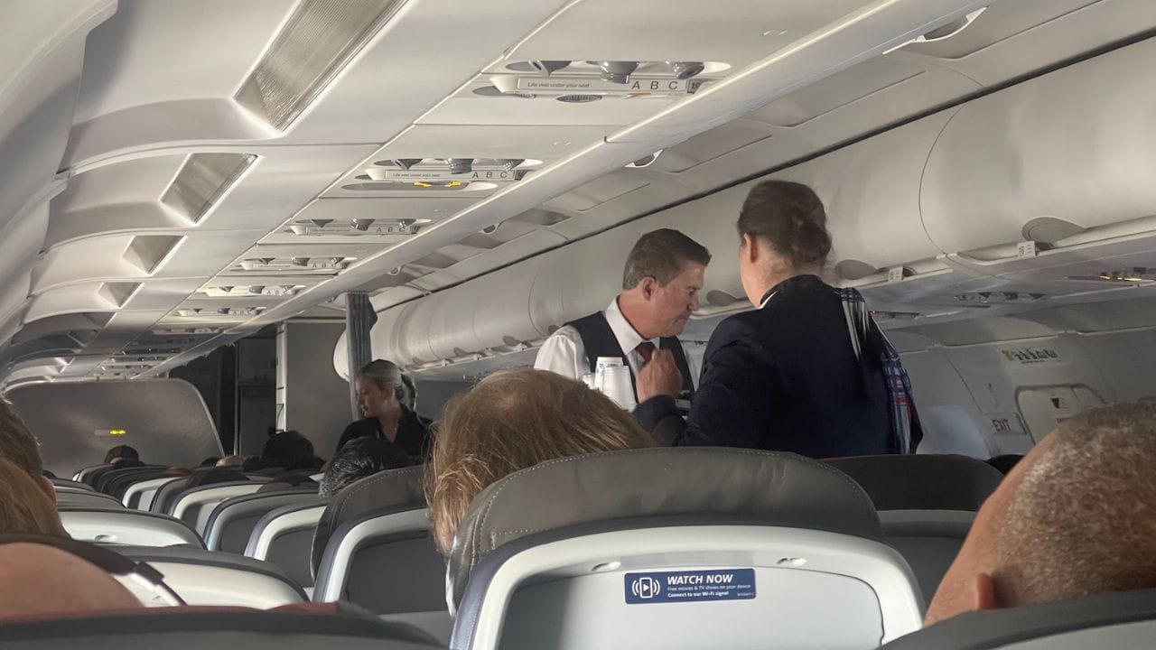  પેન-પેન ઓછી ગંભીર પરિસ્થિતિ માટે વપરાય છે, જેમ કે ટેકનિકલ ખામી, તબીબી કટોકટી, અથવા અન્ય સમસ્યા જેને મદદની જરૂર હોય છે પરંતુ તાત્કાલિક ભય નથી.ઉદાહરણ તરીકે પ્લેનમાં કોઇ પ્રસુતાને અચાનક જ લેબર પેઇન શરુ થવુ, અથવા તો કોઇને અચાનક જ છાતીમાં દુખાવો થવો. 
