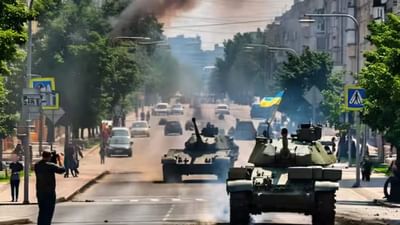 વિશ્વ હાલ ભયંકર તણાવની સ્થિતિમાંથી પસાર થઈ રહ્યુ છે. ઈરાન અને ઈઝરાયેલ વચ્ચે ચાલી રહેલો ભીષણ સંઘર્ષે સમગ્ર વૈશ્વિક વ્યવસ્થાને હલાવીને રાખી દીધી છે. બંને દેશો એકબીજાને ખુલ્લેઆમ ધમકીઓ આપી રહ્યા છે. અને આ મામલો માત્ર સીમિત સંઘર્ષ પુરતો નથી. આ બંનેને લડતા જોઈને સવાલ ઉઠવાનું શરૂ થયુ ગયુ છે કે શું આ ત્રીજા વિશ્વયુદ્ધની શરૂઆત છે?