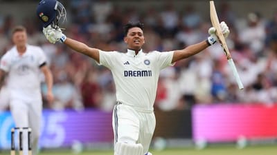 ટીમ ઈન્ડિયાના સ્ટાર ઓપનર યશસ્વી જયસ્વાલે લીડ્સ ટેસ્ટમાં શાનદાર બેટિંગ કરી હતી. આ ખેલાડીએ લીડ્સ ટેસ્ટમાં શાનદાર સદી ફટકારી હતી. જયસ્વાલ પહેલી વાર ઈંગ્લેન્ડની ધરતી પર રમી રહ્યો હતો અને તેણે પહેલી જ મેચમાં સદી ફટકારી હતી. જોકે, આ ઈનિંગ દરમિયાન તેણે મસાજ પણ લેવો પડ્યો હતો.