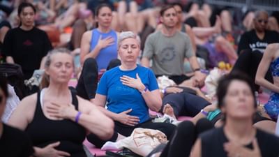 ન્યૂયોર્ક સ્થિત ભારતના કૉન્સ્યુલેટ જનરલ (CGI) દ્વારા ટાઉન ઑફ ગ્રીનબર્ગ અને ઈન્ડિયન કલ્ચરલ એસોસિએશન ઓફ નૉર્થ અમેરિકા (ICANA)ના સહયોગથી વેસ્ટચેસ્ટરમાં યોગ દિવસની ઉજવણી કરવામાં આવી. સોંફી, તાજગીભરેલી હવા સાથે અનેક લોકોએ ઉત્સાહપૂર્વક યોગ સત્રમાં ભાગ લીધો અને આયુર્વેદિક પરંપરાનું સમર્થન કર્યું.