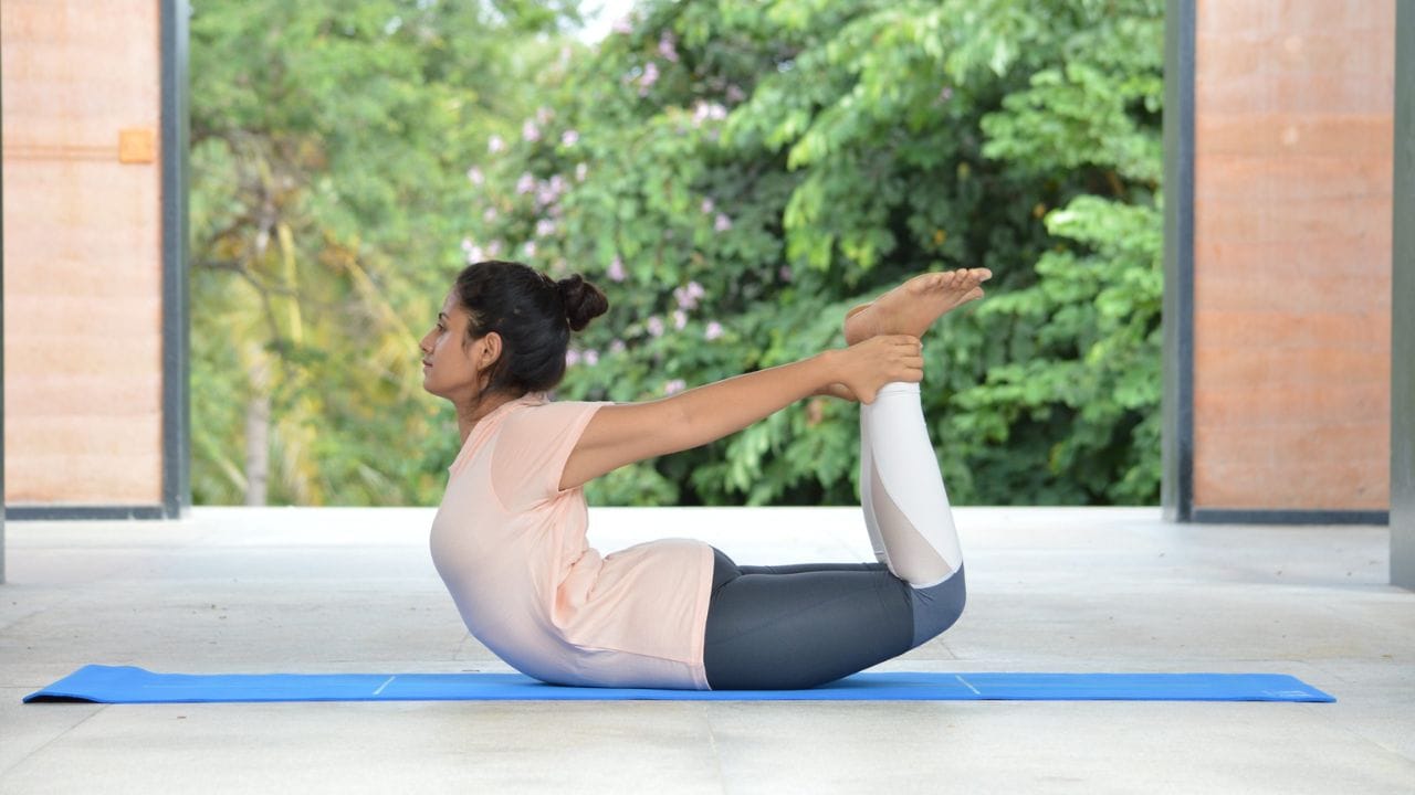 ધનુરાસન: આ આસનનો અભ્યાસ કરવાથી તમને કમરના દુખાવામાં રાહત મળે છે. તે પીઠ અને પેટના સ્નાયુઓને મજબૂત બનાવવામાં તેમજ ફ્લેક્સિબલ વધારવામાં મદદ કરે છે. કરોડરજ્જુને સીધી કરવા ઉપરાંત તે સ્ત્રીઓમાં માસિક સ્રાવ સંબંધિત સમસ્યાઓથી રાહત મેળવવામાં મદદ કરી શકે છે.
