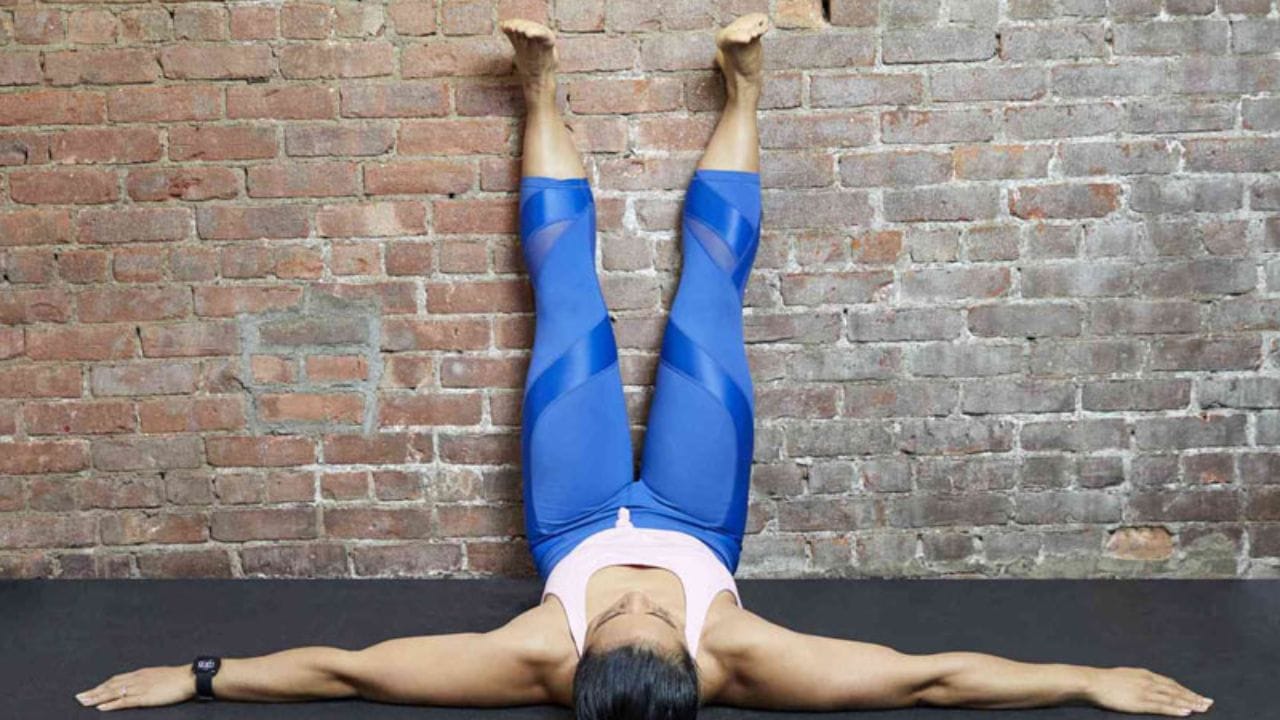 (Disclaimer: અહીં આપવામાં આવેલી માહિતી ફક્ત જાણકારી માટે જ છે. યોગ કરવા માટે પહેલા શરીર ફ્લેક્સિબલ હોવું જરુરી છે તેમજ કોઈ નિષ્ણાંતની સલાહ લઈને યોગ કરી શકાય.)
