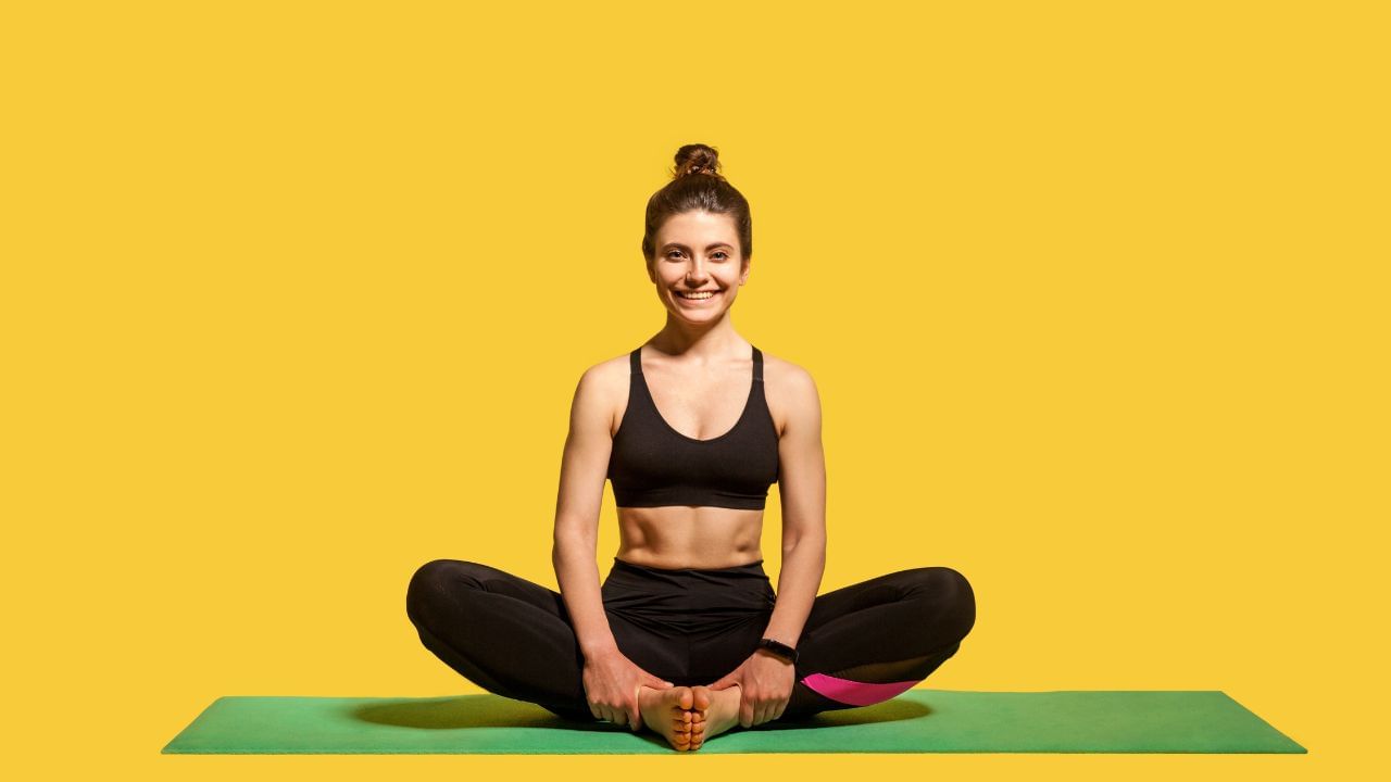 ભક્તિ યોગ: ભક્તિ યોગને ભક્તિનો માર્ગ પણ કહેવામાં આવે છે. ભક્ત પોતાના ઇષ્ટ દેવતા પ્રત્યે પ્રેમ અને ભક્તિની ભાવના વિકસાવવાનો પ્રયાસ કરે છે. તે નવ પ્રકારની ભક્તિનું વર્ણન કરે છે. જેમાં શ્રવણ, કીર્તન, સ્મરણ, પદસેવન, અર્ચના, વંદન, દાસ્ય, સખ્ય અને આત્મનિવેદનનો સમાવેશ થાય છે.