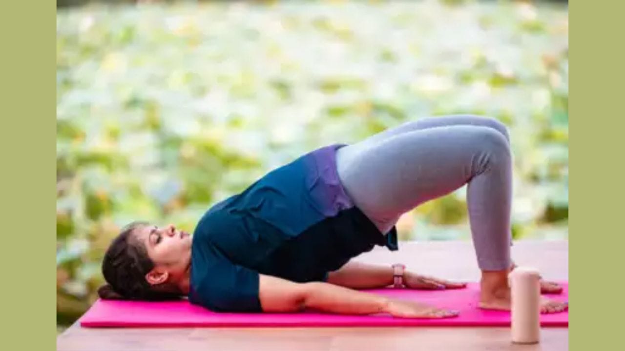 પ્રાણાયામ: અનુલોમ-વિલોમ એ સરળ શ્વાસ લેવાની તકનીક પર આધારિત પ્રાણાયામ છે, પરંતુ કેટલાક પ્રાણાયામમાં શ્વાસ લેવાની લયને યોગ્ય રાખવી ખૂબ મુશ્કેલ છે. ઘણા લોકો તેને ઓનલાઈન જોયા પછી કરવાનું શરૂ કરે છે, જે ફાયદાને બદલે નુકસાન પહોંચાડે છે. જો તમે પ્રાણાયામ કરવા માંગતા હો, તો થોડા દિવસો માટે નિષ્ણાતની દેખરેખ હેઠળ કરવું વધુ સારું છે.
