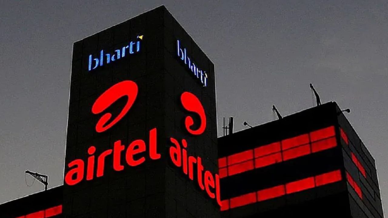 હવે Airtel અને Vodafone વિશે વાત કરીએ, જેમણે Jio સાથે સ્પર્ધા કરવા માટે લગભગ 3599 રૂપિયામાં સમાન પ્લાન લાવ્યા છે. પરંતુ શું તેમનો પ્લાન Jio જેટલો શક્તિશાળી છે? Airtel નો વાર્ષિક રિચાર્જ પ્લાન ફાયદાકારક છે પરંતુ તે દરરોજ ફક્ત 2GB ડેટા આપે છે. તમને અમર્યાદિત કોલિંગ અને દૈનિક 100 SMS નો લાભ મળે છે. Airtel ના પ્લાનમાં 5G ડેટાનો લાભ ઉપલબ્ધ નથી. Airtel Xstream Play અને Hellotunes મફત આપવામાં આવી રહ્યા છે.