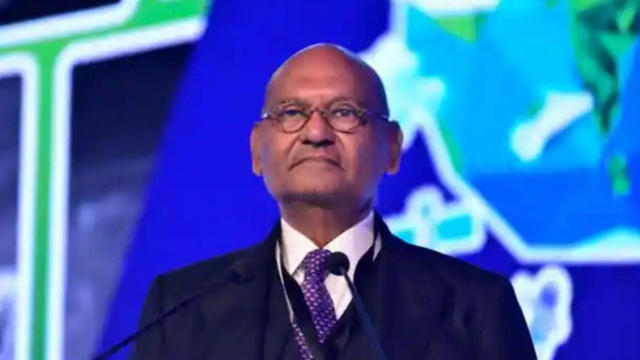 ભારતીય કંપનીઓ કેજીકે ગ્રુપ અને કાપુ જેમ્સ પણ ડી બીયર્સ ખરીદવામાં રસ દાખવી રહી છે. આ કંપનીઓ ડાયમંડ પોલિશિંગનું કામ કરે છે. તેઓ ડી બીયર્સના સૌથી મોટા ગ્રાહકો પણ છે. આ બાબતથી વાકેફ બે સૂત્રોએ આ વાત જણાવી. કેજીકે ગ્રુપ અને કાપુ જેમ્સે આ સંદર્ભમાં કોઈ જવાબ આપ્યો નથી.