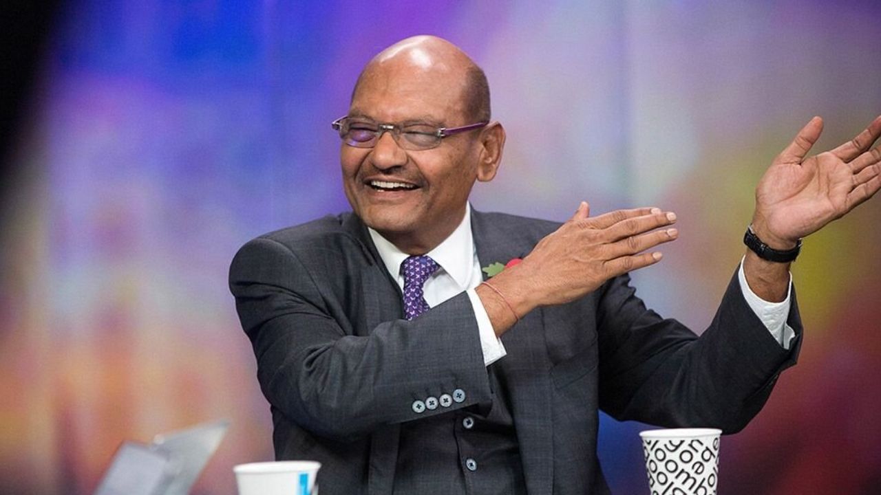 વેદાંતા રિસોર્સિસના ચેરમેન અનિલ અગ્રવાલ પણ ડી બીયર્સ ખરીદવામાં રસ દાખવી રહ્યા છે. તેમની કંપની ઝામ્બિયા અને દક્ષિણ આફ્રિકામાં ખાણો ચલાવે છે. બે સૂત્રોએ જણાવ્યું હતું કે અગ્રવાલ એક મોટા જૂથ સાથે મળીને બોલી લગાવી શકે છે. જોકે, એંગ્લો અને અગ્રવાલ બંનેએ આ વિશે કંઈ કહેવાનો ઇનકાર કર્યો હતો. 