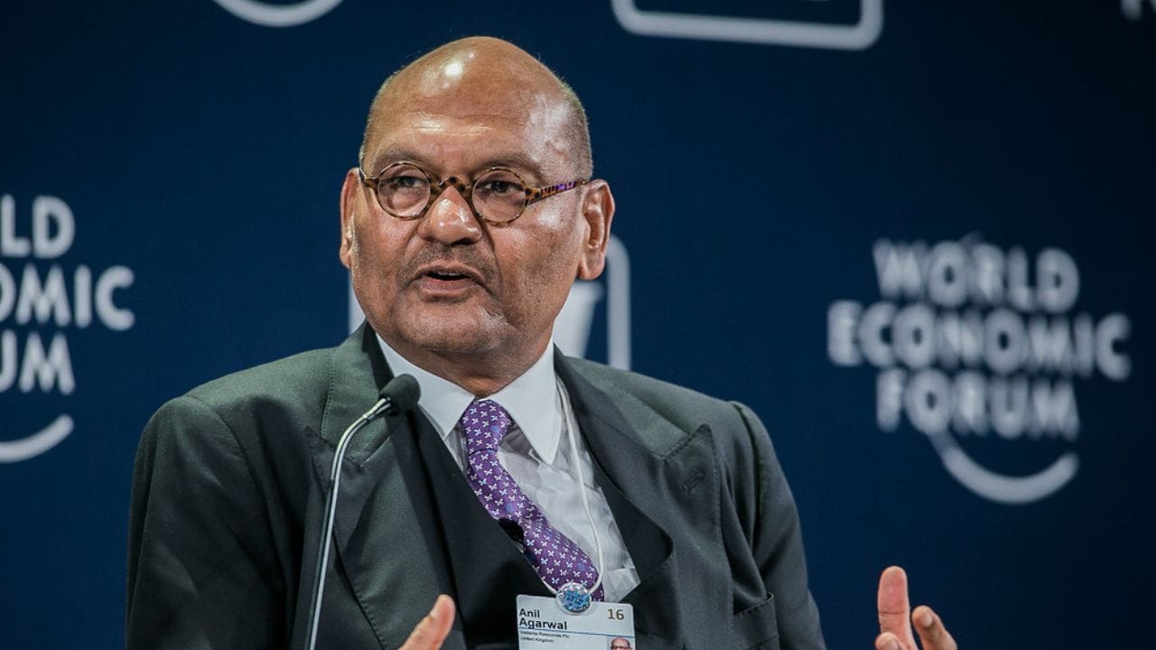 ડી બીયર્સ પહેલા એંગ્લો અમેરિકનનો ભાગ હતો. એંગ્લો અમેરિકન હવે ફક્ત તાંબા અને લોખંડ પર ધ્યાન કેન્દ્રિત કરવા માંગે છે. તેથી જ તે ડી બીયર્સ વેચી રહ્યું છે. પરંતુ આ એવા સમયે થઈ રહ્યું છે જ્યારે વિશ્વમાં હીરાના ભાવ ઘટી રહ્યા છે.