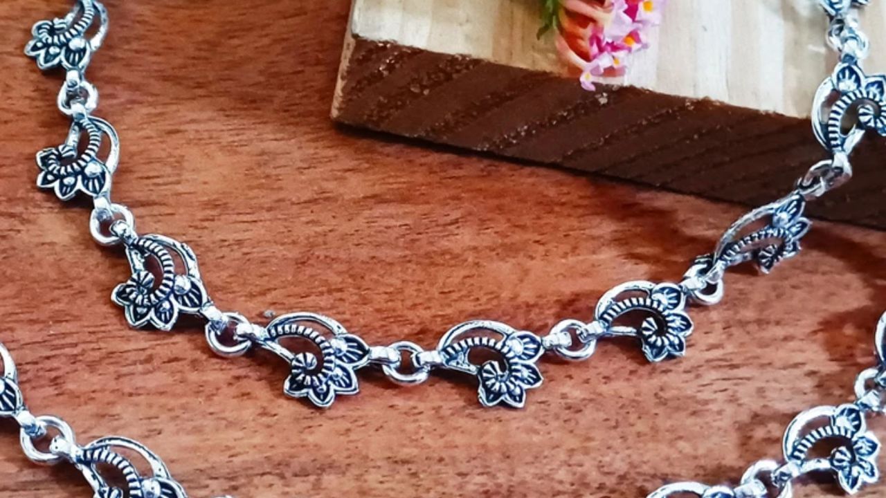 એવું માનવામાં આવે છે કે પરિણીત મહિલાઓનો શૃંગાર પતિનું આયુષ્ય લંબાવે છે. સ્ત્રીઓના ઘણા શૃંગારમાંથી એક પાયલ છે, જે પગમાં પહેરવામાં આવે છે. પરંતુ શું તમે જાણો છો કે પગમાં પાયલ પહેરવાના માત્ર ધાર્મિક જ નહીં પણ વૈજ્ઞાનિક પાસાઓ પણ છે. પાયલ પહેરવાની માન્યતા, મહત્વ અને ફાયદા જાણો.
