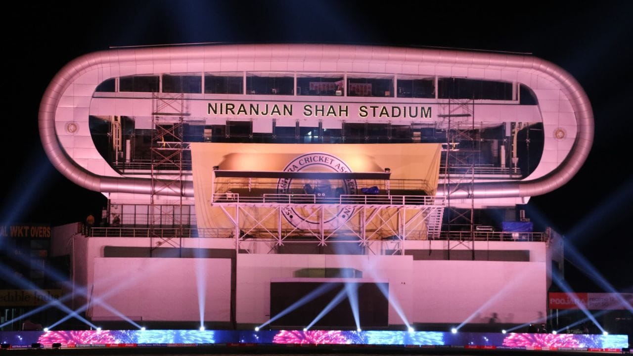 ન્યુઝીલેન્ડ વિરુદ્ધ ટીમ ઈન્ડિયા 3 મેચની વનડે સીરિઝની પહેલી મેચ 11 જાન્યુઆરીના રોજ વડોદરાના મેદાન પર રમશે. તો બીજી મેચ 14 જાન્યુઆરીના રોજ રાજકોટના મેદાન પર રમાશે. ત્યારબાદ બંન્ને ટીમ ત્રીજી અને છેલ્લી વનડે મેચ 18 જાન્યુઆરીના રોજ ઈન્દોરના મેદાન પર રમશે. વનડે સીરિઝની તમામ મેચ ભારતીય સમય અનુસાર બપોરના 1 :30 કલાકે શરુ થશે.