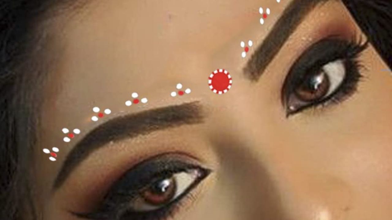 બિંદી લગાવતી વખતે આ બાબતોનું ધ્યાન રાખો: હંમેશા બંને આઈબ્રોની વચ્ચે બિંદી લગાવો. તેને ખૂબ ઊંચી કે ખૂબ નીચી રાખવાથી તેની અસર ઓછી થાય છે.  લાલ કે કુમકુમ રંગની બિંદી સૌથી શુભ માનવામાં આવે છે. કાળા રંગની બિંદી ટાળો. કારણ કે તે નકારાત્મક ઉર્જા વધારી શકે છે. બિંદી લગાવતી વખતે તમારા ચહેરાને દક્ષિણ તરફ રાખવાનો પ્રયાસ કરો. મંત્રોનો જાપ કરતી વખતે તમારા મનને શાંત અને કેન્દ્રિત રાખો.
