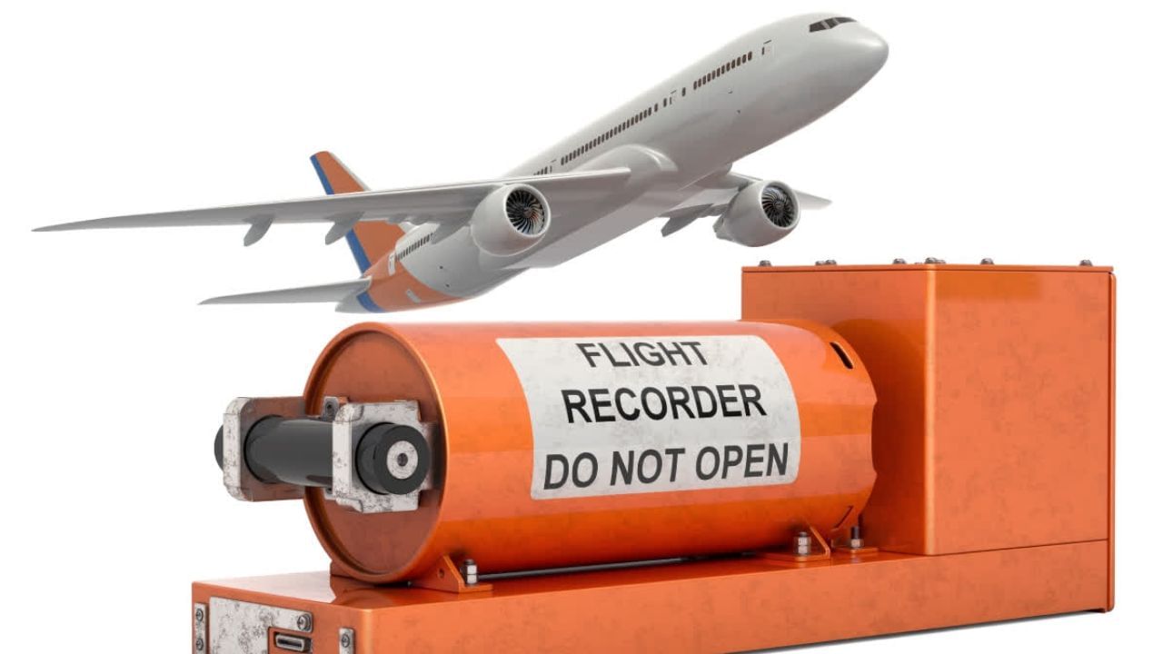 'બ્લેક બોક્સ' એક એવું ઉપકરણ છે જે કોઈપણ વિમાનમાં ઉડાન દરમિયાન થતી દરેક મહત્વપૂર્ણ પ્રવૃત્તિ અને વાતચીતને રેકોર્ડ કરે છે. જોકે તેનું નામ 'બ્લેક બોક્સ' છે, પરંતુ વાસ્તવમાં તેનો રંગ નારંગી છે જેથી અકસ્માત પછી કાટમાળમાં સરળતાથી મળી શકે.