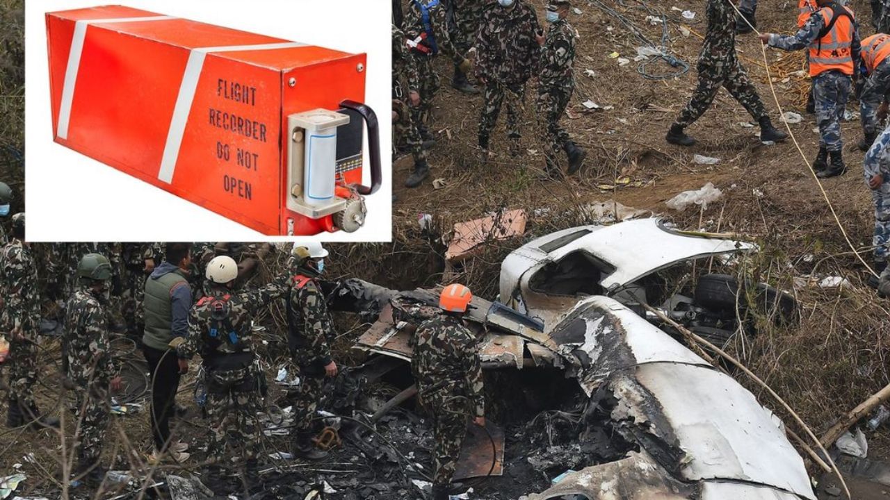 આ ઉપકરણમાં ફ્લાઇટ ડેટા રેકોર્ડર (FDR) અને કોકપિટ વોઇસ રેકોર્ડર (CVR) નામના બે ભાગ છે. આ બંનેને મળીને બ્લેક બોક્સ કહેવામાં આવે છે. તે ગતિ, ઊંચાઈ, દિશા, એન્જિનની સ્થિતિ, તાપમાન, વિમાનના ફ્લૅપ્સની સ્થિતિ જેવા ટેકનિકલ ડેટા રેકોર્ડ કરે છે. તેમાં લગભગ 25 કલાકનો ડેટા સાચવવામાં આવે છે.