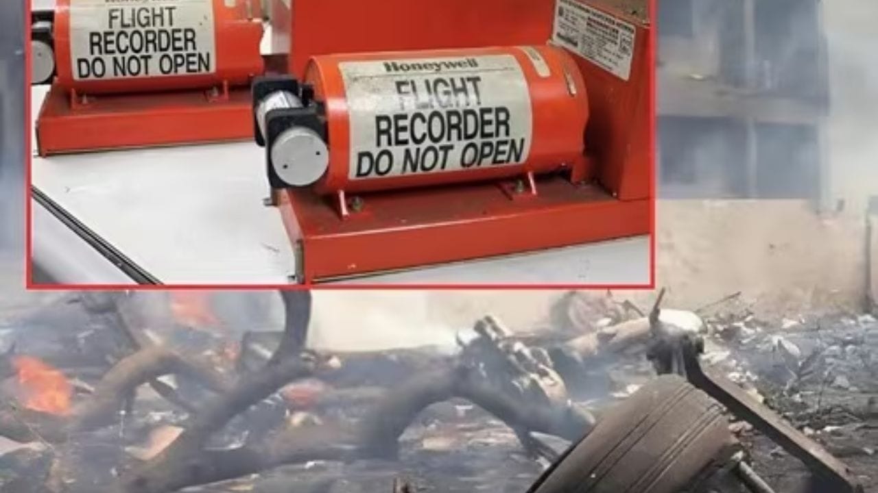 તે વિમાનના કોકપીટમાં પાઇલટ અને કો-પાઇલટ વચ્ચેની વાતચીત, એલાર્મ, એન્જિનનો અવાજ વગેરે રેકોર્ડ કરે છે. તે લગભગ 2 કલાકનું ઓડિયો રેકોર્ડિંગ સાચવે છે.