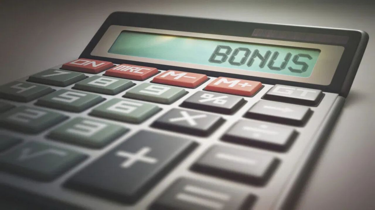 Nestle India bonus issue: ગુરુવારે આજે ટ્રેડિંગ દરમિયાન નેસ્લે ઇન્ડિયાના શેર ફોકસમાં છે. કંપનીના શેર આજે નજીવા વધીને રૂ. 2,421.60 પર પહોંચી ગયા. અહીં, કંપનીએ 1:1 ના ગુણોત્તરમાં બોનસ શેર જારી કરવાની ભલામણ કરી છે. તમને જણાવી દઈએ કે લિસ્ટિંગ પછી આ પહેલી વાર છે જ્યારે કંપની બોનસ શેર આપવા જઈ રહી છે.