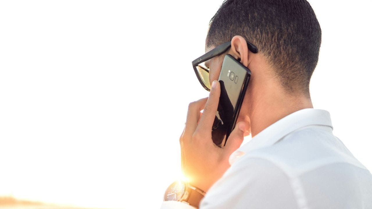 હાલમાં, ભારતીય બજારમાં હાજર સ્માર્ટફોનમાં ઘણી જબરદસ્ત સુવિધાઓ ઉપલબ્ધ છે. તેમજ સ્માર્ટફોનમાં કોલ રેકોર્ડિંગ સુવિધા ઉપલબ્ધ છે. જો તમે કોઈ મહત્વપૂર્ણ કોલ પર છો અને તેમાં કોઈ વાતચીત ચાલી રહી છે, જે પછીથી તમારા માટે ઉપયોગી થઈ શકે છે, તો તમે તે કોલ રેકોર્ડ કરી શકો છો. જોકે તમે કોલ રેકોર્ડ કરો છો, ત્યારે તમે અને સામેની વ્યક્તિ બંને એક જાહેરાત સાંભળાય છે, જે કહેશે કે કોલ રેકોર્ડ થઈ રહ્યો છે. આવી સ્થિતિમાં, જ્યારે તમે કોઈને કહ્યા વિના તમારી વાતચીત રેકોર્ડ કરવા માંગો છો ત્યારે સમસ્યા ઊભી થાય છે. ત્યારે આજે અમે તમને એક એવી ટ્રિક જણાવીશું જેની મદદથી તમે કોઈ પણ વ્યક્તિનો કોલ રેકોર્ડ કરી શકશો અને સામેની વ્યક્તિને તેની ખબર પણ નહીં પડે.