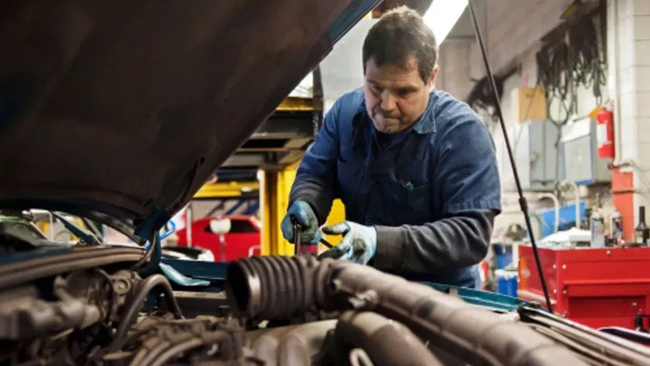 એન્જિનમાં દહનની સમસ્યાઓને કારણે કાળો ધુમાડો થાય છે. આના મુખ્ય કારણો ખરાબ એર ફિલ્ટર, ભરાયેલા ફ્યુઅલ ઇન્જેક્ટર અથવા ખામીયુક્ત ટર્બોચાર્જર હોઈ શકે છે. કાળો ધુમાડો માત્ર પર્યાવરણ માટે હાનિકારક નથી પરંતુ તે ઇંધણનો બગાડ પણ કરે છે. આ સમસ્યાને ઠીક કરવા માટે, એર ફિલ્ટર બદલો, ફ્યુઅલ ઇન્જેક્શન સિસ્ટમ તપાસો અને જો કાર ટર્બોચાર્જ્ડ હોય, તો ટર્બો સિસ્ટમ તપાસો.