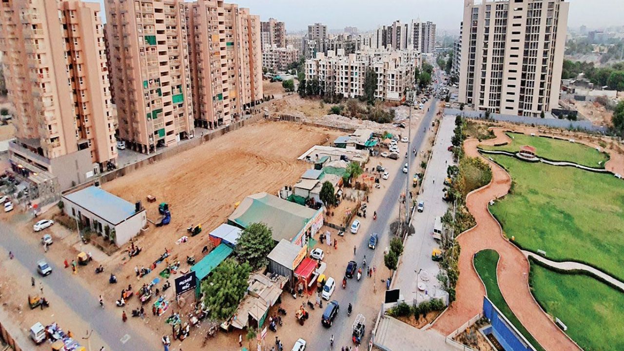 ગોતા વિસ્તારમાં 2 BHK માટે ભાડું અંદાજે ₹6,000 થી ₹23,300 છે અને 3 BHK માટે ₹35,000 થી ₹50,000 સુધી રહે છે.