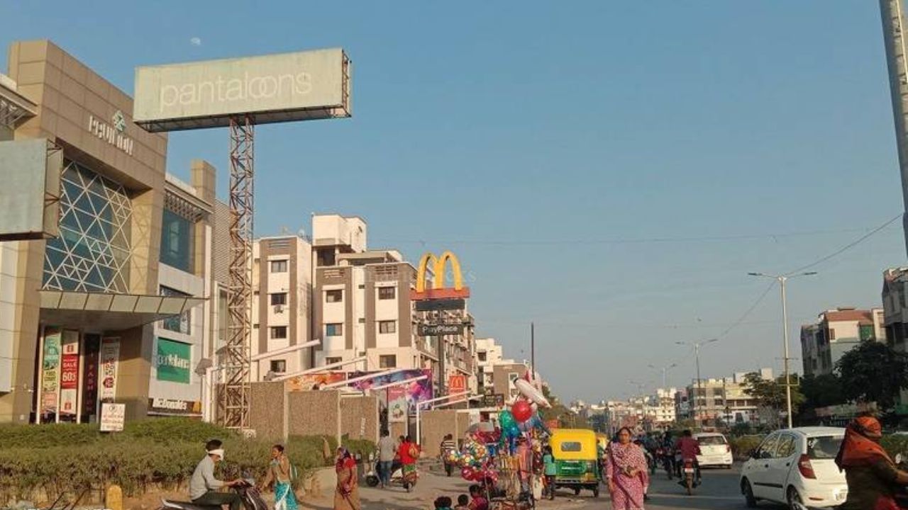 નિકોલ વિસ્તારમાં 2 BHK માટે ભાડું સરેરાશ ₹5,000 થી ₹22,000 હોય છે અને 3 BHK માટે ₹14,000 થી ₹26,000 સુધી ભાડું લેવામાં આવે છે. અહીં શાંતિભર્યું વાતાવરણ અને જરૂરી સુવિધાઓ ઉપલબ્ધ છે, જેનાથી નિકોલ મધ્યમ વર્ગ માટે લોકપ્રિય બની રહ્યો છે. (Pic- magicbricks)