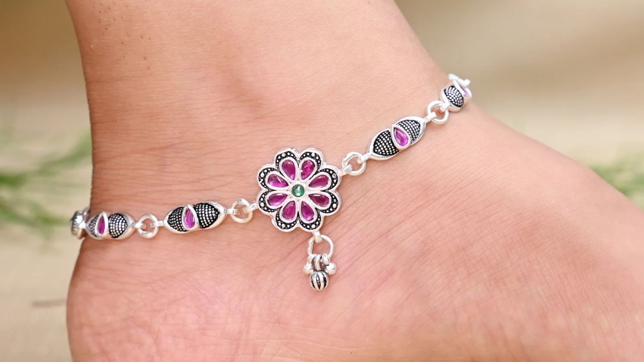 પાયલનો ઇતિહાસ કેટલો જૂનો છે: પાયલને પાટિલ, પજેબ, પાયલ, ગોલુસુ, નુપુર, ઝાંઝર જેવા ઘણા નામોથી ઓળખવામાં આવે છે. એવું કહેવાય છે કે પાયલ પ્રાચીન કાળથી ભારતમાં ઉદ્ભવી હતી. પ્રાચીન સમયમાં પગમાં વજનદાર અને ભારે ચાંદીની પાયલ પહેરવામાં આવતી હતી, જે બંગડીઓ જેવી હતી. હમ્પીની મૂર્તિઓમાં પણ પાયલ અને અન્ય ઘરેણાં દર્શાવવામાં આવ્યા છે.
