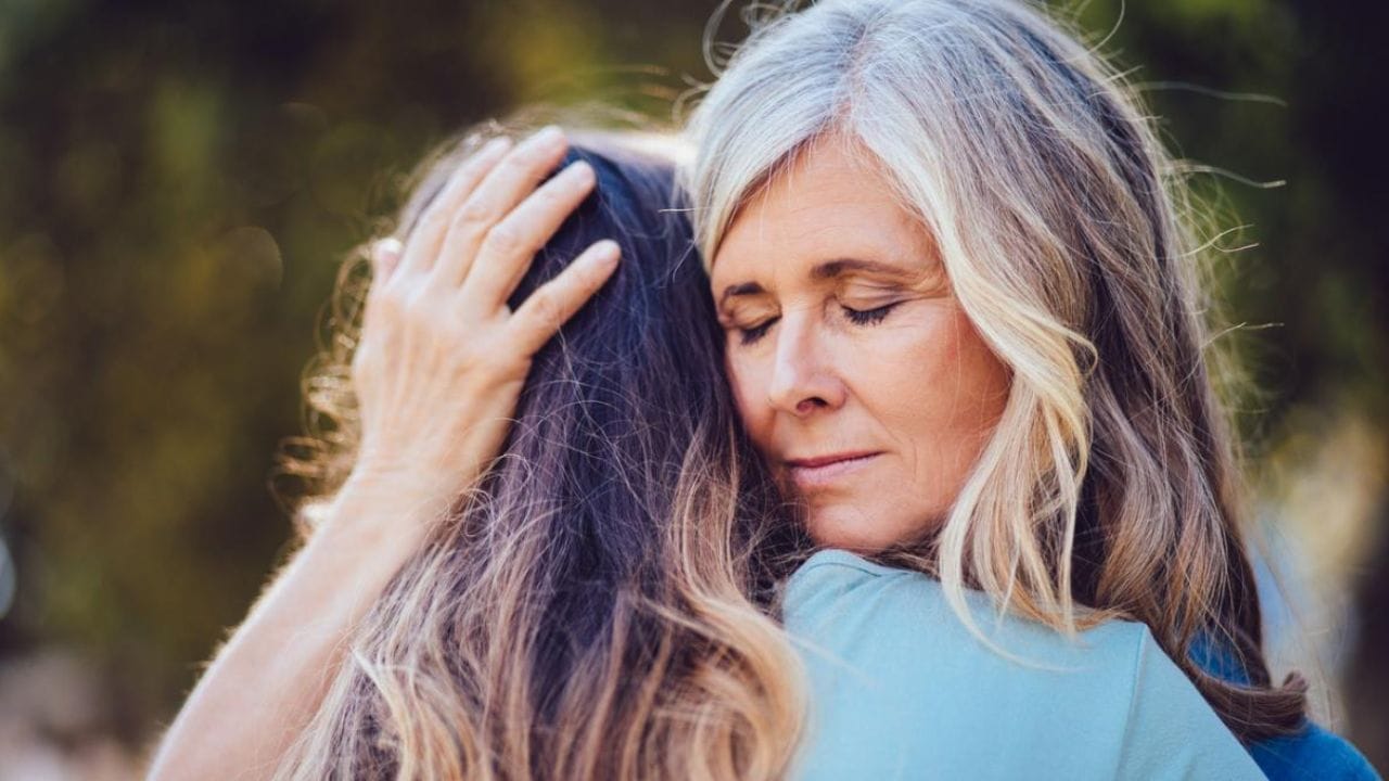 આ માન્યતાઓ પાછળ ઘણા કારણો છે. જ્યોતિષ શાસ્ત્ર અનુસાર બુધવાર બુધને સમર્પિત છે. બુધને બુદ્ધિ, વાણી અને વાતચીતનો કારક માનવામાં આવે છે. કેટલાક લોકો માને છે કે બુધવારે પુત્રીને તેના સાસરિયાના ઘરે મોકલવાથી તેના લગ્ન જીવનમાં મુશ્કેલીઓ આવી શકે છે. બુધ અને ચંદ્રને એકબીજાના દુશ્મન માનવામાં આવે છે. આવી સ્થિતિમાં, ચંદ્રને યાત્રાનો કારક માનવામાં આવે છે. તેથી બુધવારે પુત્રીને તેના સાસરિયાના ઘરે મોકલવાની મનાઈ છે.
