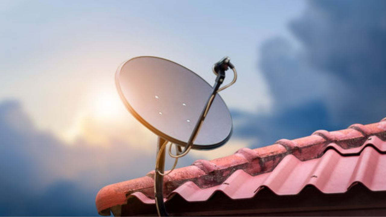 ડીશની દિશા અને એંગલ ચેન્જ કરો : જો સતત વરસાદમાં સિગ્નલ ગુમાવવાની સમસ્યા ચાલુ રહે છે, તો DTH ડીશની ઊંચાઈ અને એન્ગલ તપાસો. ડીશને યોગ્ય દિશામાં મૂકીવાથી વરસાદ દરમિયાન પણ સિગ્નલ વધુ સારું રહે છે.