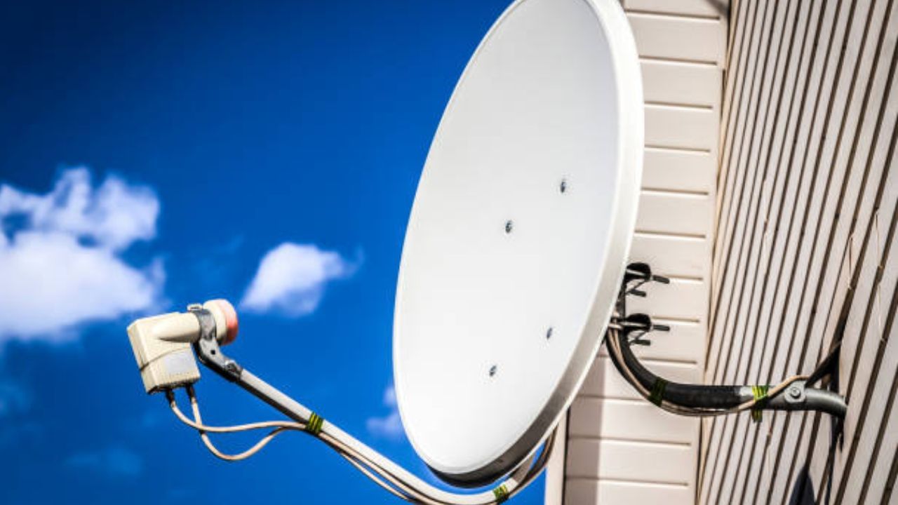 સિગ્નલ બૂસ્ટરનો ઉપયોગ કરો: સિગ્નલ બૂસ્ટર એક પ્રકારનું ઉપકરણ છે જે નબળા સિગ્નલને વધારીને તમારા DTH સિસ્ટમને સુધારે છે. તમે તેને ખરીદી શકો છો અને ઇન્સ્ટોલ કરાવી શકો છો જેથી વરસાદમાં સિગ્નલની સમસ્યા ઓછી થાય.