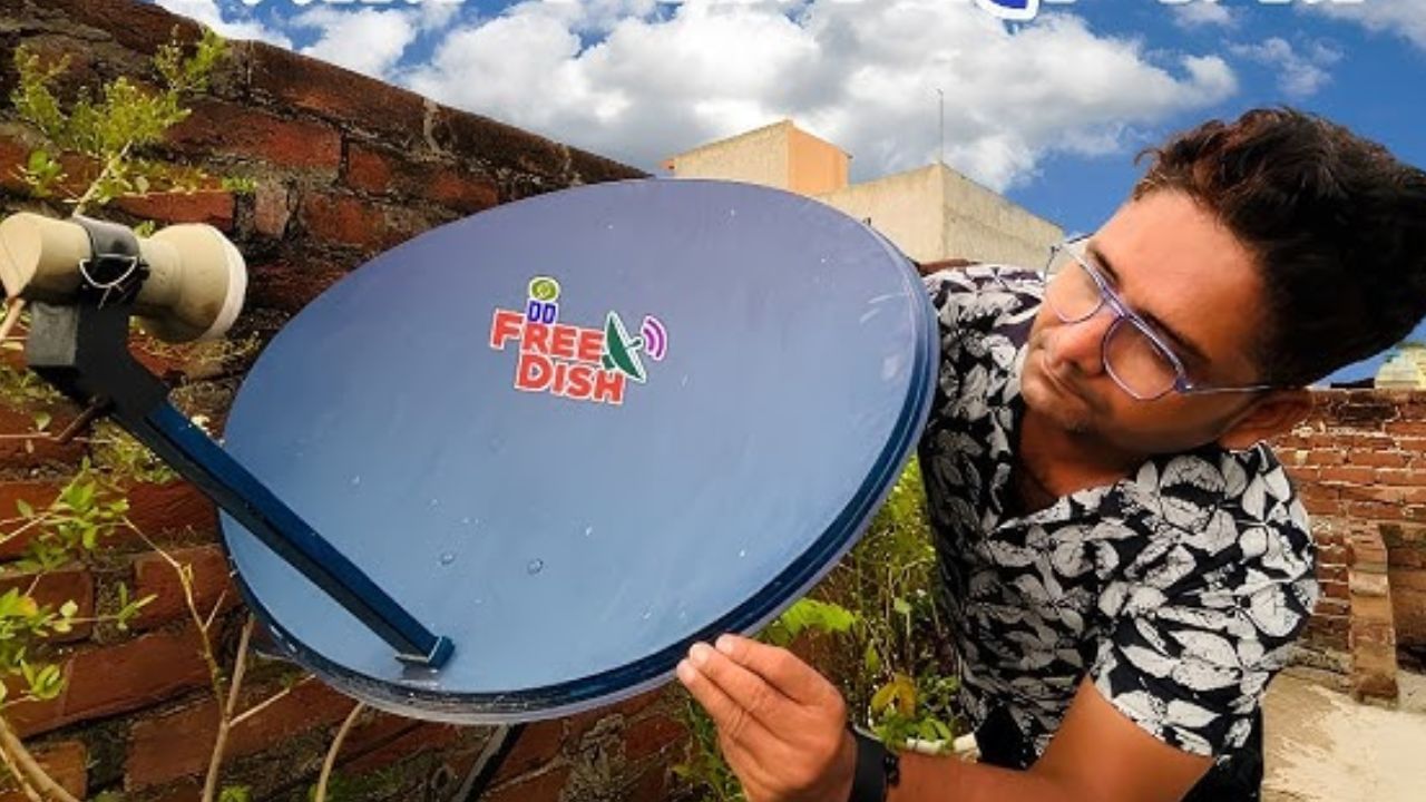 ડીશને નિયમિતપણે સાફ કરો: સમય સમય પર DTH ડીશ સાફ કરવી મહત્વપૂર્ણ છે. ધૂળ, માટી અને પાણીનો સંચય સિગ્નલ ગુણવત્તાને અસર કરી શકે છે. સ્વચ્છ ડીશ વધુ સારા સિગ્નલને કેપ્ચર કરે છે.
