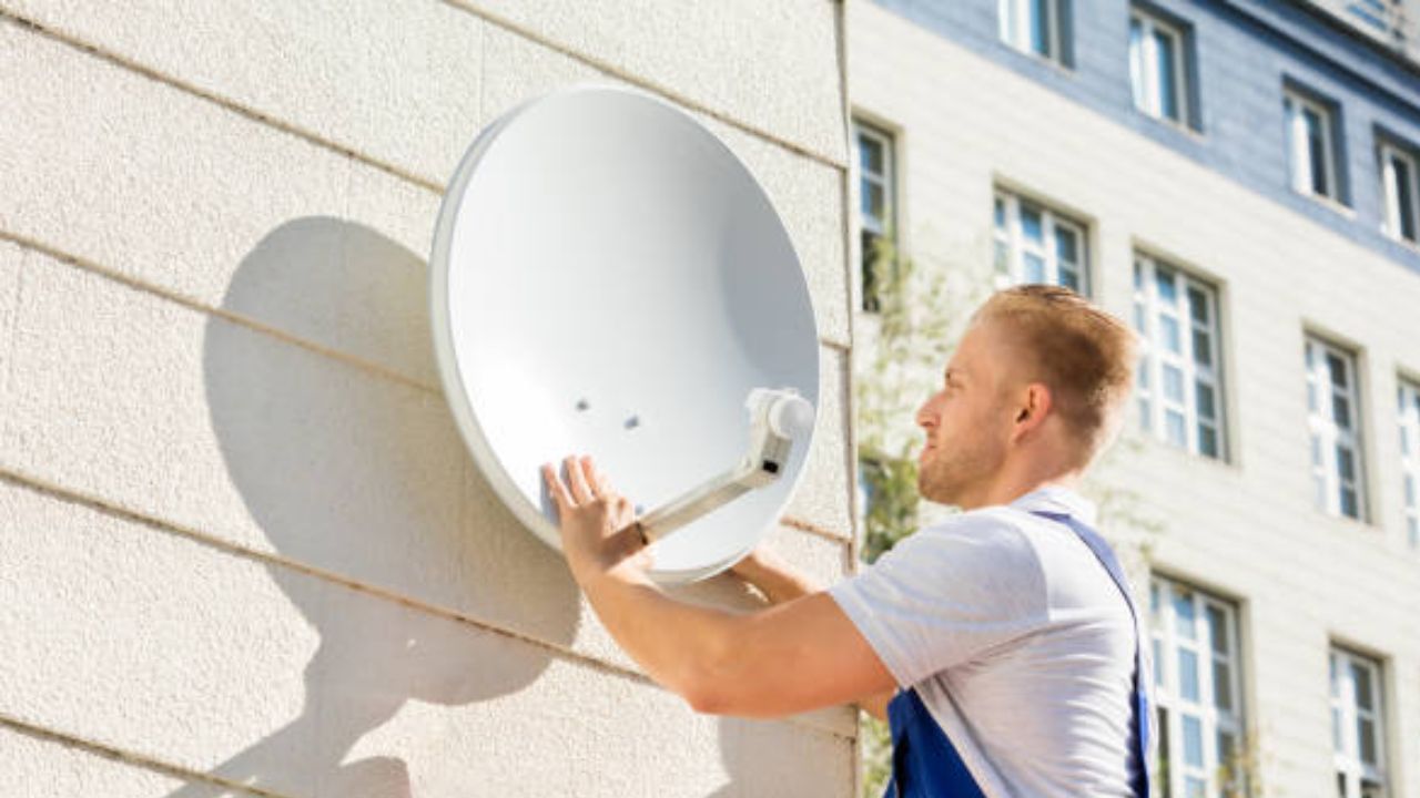 વોટરપ્રૂફિંગ પણ એક વિકલ્પ છે: કેટલાક DTH સેવા પ્રદાતાઓ વોટરપ્રૂફ ડીશ કવરની સુવિધા પણ પૂરી પાડે છે. આ કવર વરસાદ દરમિયાન પાણીને દૂર રાખવામાં મદદ કરે છે અને સિગ્નલ ગુણવત્તા સુધારે છે.