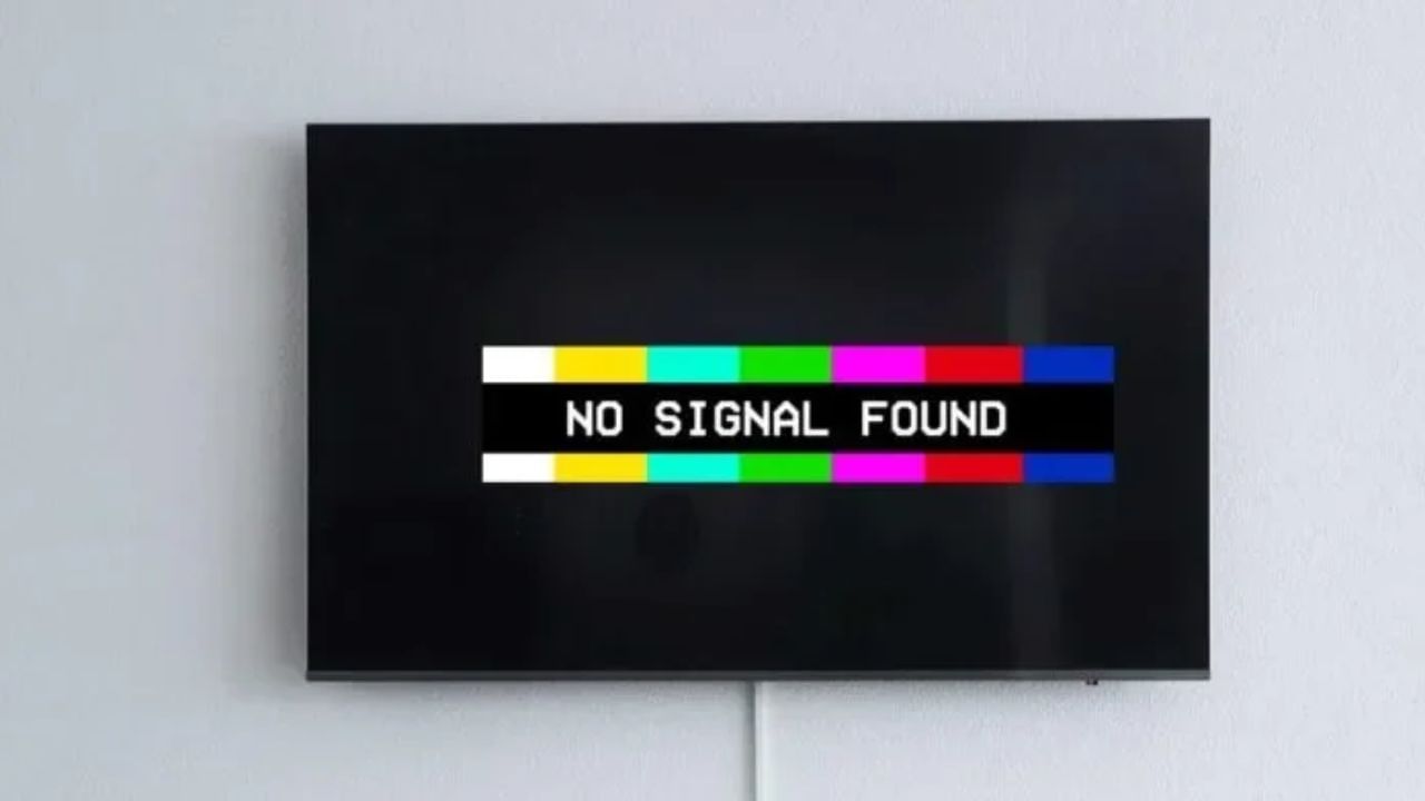 ખરેખર, DTH (ડાયરેક્ટ-ટુ-હોમ) સિગ્નલ વરસાદની ઋતુમાં નબળું પડી જાય છે કારણ કે વાદળો, વરસાદ અને પવન સિગ્નલ ટ્રાન્સમિશનમાં સમસ્યા ઊભી કરે છે. આ સમસ્યા ખાસ કરીને ભારે વરસાદ અથવા તોફાની હવામાન દરમિયાન થાય છે, જેને "રેઈન ફેડ" કહેવામાં આવે છે. આને કારણે ટીવી પરનું ચિત્ર ફ્રિઝ થઈ જાય છે અને નો સિગ્નલ બતાવવા લાગે છે. ત્યારે જો તમે પણ આ સમસ્યાનો સામનો કરી રહ્યા હોય તો અહીં આપેલી ટ્રિક તમને કામ લાગી શકે છે.