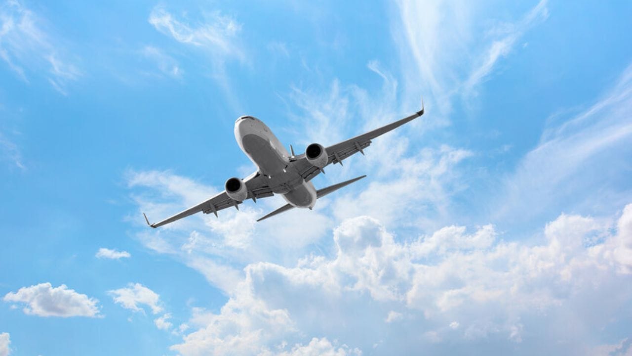 ઘણા બધા વિમાનો જોવું: જો તમને તમારા સ્વપ્નમાં ઘણા બધા વિમાનો દેખાય છે, તો તેનો અર્થ એ છે કે તમે ટૂંક સમયમાં આર્થિક રીતે મજબૂત બનવાના છો. આ સ્વપ્ન સૂચવે છે કે તમે ટૂંક સમયમાં ધનવાન બનશો.
